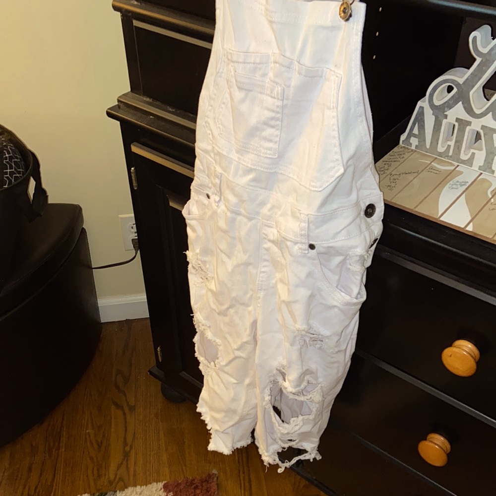 Distress white jump-short outfit